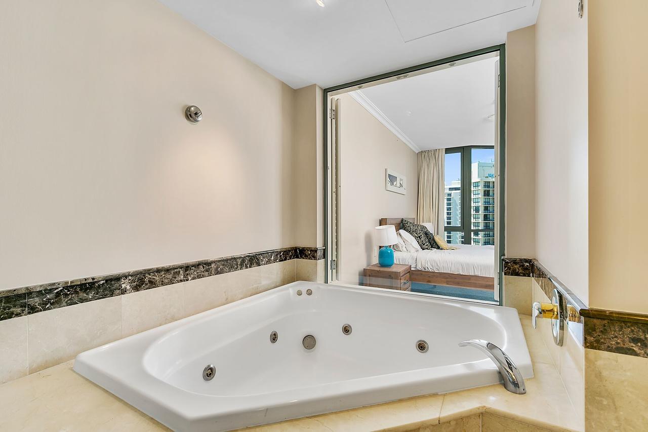 Legends 1 Bedroom Spa Suite - We Accommodate Голд-Кост Экстерьер фото
